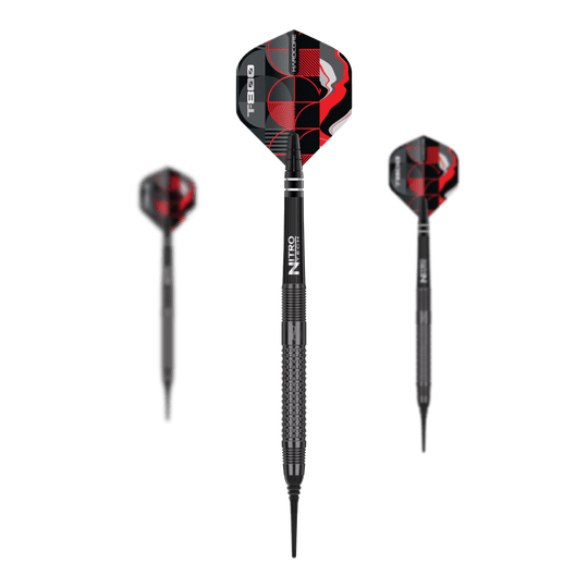 Dardos blandos Red Dragon T-800 - 20 g Das Bild zeigt drei Softdarts des Modells „Red Dragon T-800“ mit einem Gewicht von 20g. Die Flights sind schwarz-rot gemustert und auf dem Schaft steht „Nitro“.