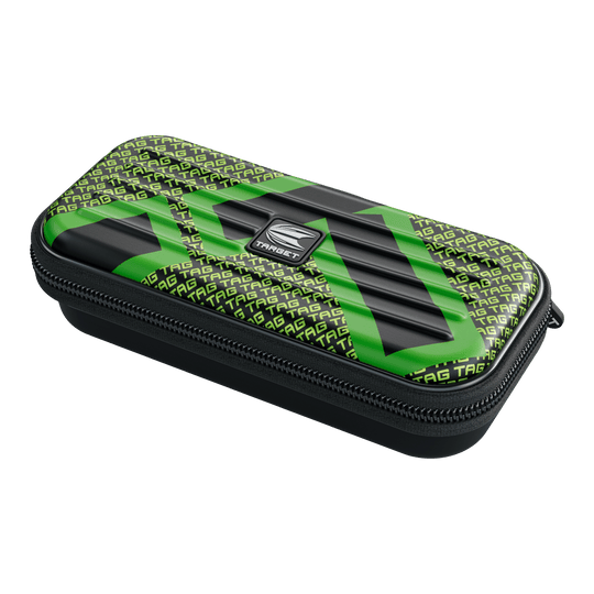 Étui à fléchettes Target Takoma TAG Das Bild zeigt ein rechteckiges Etui mit Reißverschluss, das vorwiegend schwarz und grün ist. Auf dem Etui steht mehrfach das Wort "TAG" und in der Mitte befindet sich ein silbernes "TARGET"-Logo.
