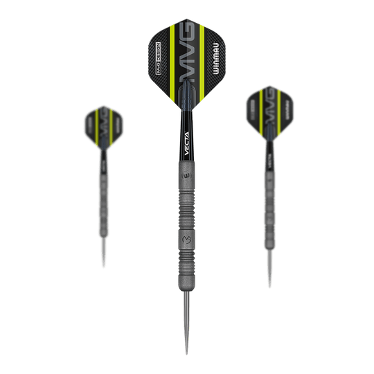 Winmau Michael Van Gerwen Dokładne Steeldarts Das Bild zeigt drei Winmau Michael Van Gerwen Exact Steeldarts. Die Darts haben schwarze und gelbe Flights mit der Aufschrift "MVG" und einen silbernen, geriffelten Schaft.