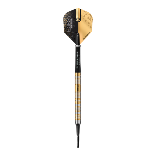 Miękkie rzutki Harrow's Dave Chisnall Chizzy Series 2 Das Bild zeigt einen Harrows Dave Chisnall Chizzy Series 2 Softdart. Der Dart hat ein modernes schwarzes und goldenes Design mit silbernen und goldenen Ringen am Barrel.