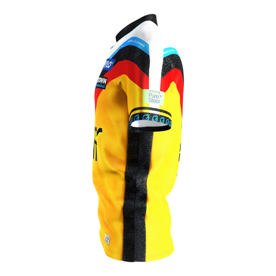 Koszulka do darta Target Coolplay Gabriel Clemens 2025 Das Bild zeigt das Target Coolplay Gabriel Clemens 2025 Dartshirt. Das Shirt ist überwiegend gelb mit schwarzen und roten Akzenten sowie Sponsorenlogos.