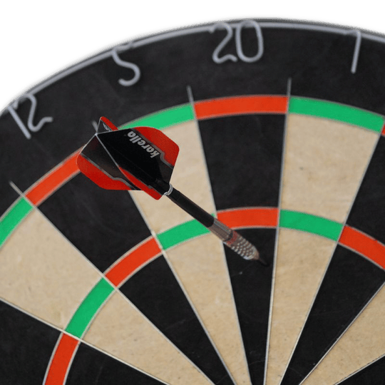 Sada terčů Karella BullOut včetně 2 sad ocelových šipek Zu sehen ist das Karella Dartboard BullOut Set mit zwei Sätzen Steeldarts. Perfekt für Einsteiger und Fortgeschrittene.