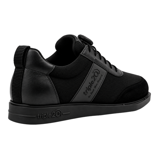 Triple20 Dart Shoes Textilní s otočným zapínáním - Černé Das Bild zeigt die Triple20 Dartschuhe Textil mit Drehverschluss - Schwarz. Die Schuhe sind für den Dartsport gedacht.