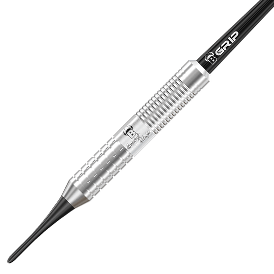 17008_Bulls_Krzysztof_Ratajski_Brass_Silver_Softdarts_2 Auf dem Bild ist ein silberner Softdart der Marke Bulls zu sehen. Es handelt sich um das Modell "Krzysztof Ratajski Brass Silver Softdarts" mit einem Gewicht von 18g.