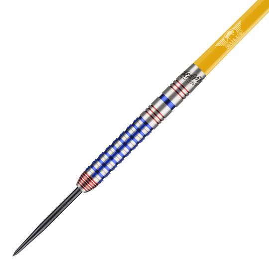 Dardos de acero Rapid Edition One de Ricky Evans de la Liga Nacional Bulls Das Bild zeigt einen Steeldartpfeil aus der Serie "Bulls NL Ricky Evans Rapid Edition One". Der Dart ist silbern mit blauen und roten Ringen und hat einen gelben Schaft.