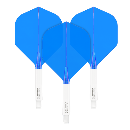 Red Dragon Nitroflite - Tige blanche Ailettes bleues n°2 Das Bild zeigt drei blaue Dart-Flights mit weißen Schäften. Sie sind nebeneinander auf schwarzem Hintergrund angeordnet.