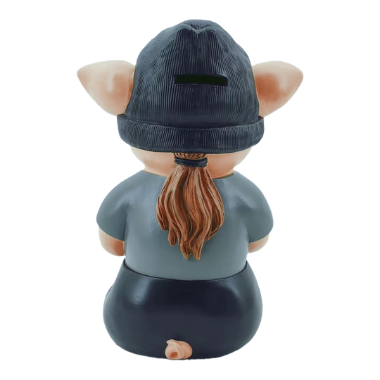 Markus Krebs Phrase Pig Das Bild zeigt eine Sparbüchse in Form eines Schweinchens mit Mütze und Zopf. Die Figur sitzt mit dem Rücken zur Kamera und trägt ein graues Shirt.