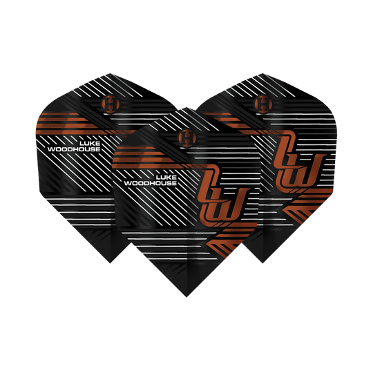 Harrowovy lety Luka Woodhousea, série 2 Das Bild zeigt die Harrows Luke Woodhouse Series 2 Flights. Die Flights sind überwiegend schwarz mit weißen und orangefarbenen Linien sowie dem Namen "Luke Woodhouse" aufgedruckt.