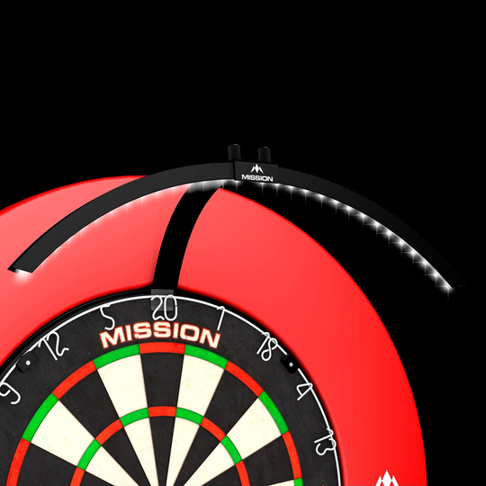 Iluminación LED plegable para diana Mission Torus 100 Das Bild zeigt das Produkt "Mission Torus 100 Faltbare LED Dartboard Beleuchtung" über einem Dartboard. Die LED-Beleuchtung ist halbkreisförmig und sorgt für eine gleichmäßige Ausleuchtung der Dartscheibe.