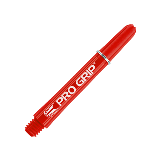 Target Pro Grip Shafts - 3 Sets - Red Das Bild zeigt einen roten Dartshaft mit der Aufschrift "PRO GRIP". Der Hintergrund ist ebenfalls rot und weist ein Muster aus Linien auf.