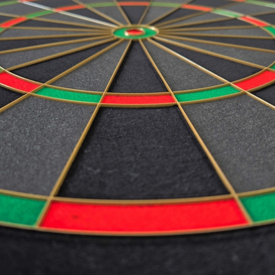 Diana de dardos de acero Bulls NL Advantage Black Edition Hier findet sich eine weitere Ansicht des BullsNL Advantage Black Edition Steeldartboards. Das Produkt ist von einer anderen Seite präsentiert.