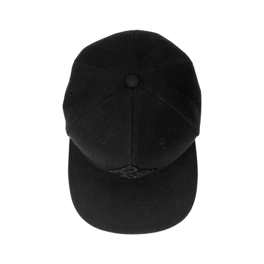 DTRS_CBK_Sport1_DRTS-_Kollektion_Cap_schwarz_4 Die Abbildung zeigt eine schwarze Cap aus der SPORT1 DRTS. Kollektion. Die Kappe hat ein schlichtes Design und einen festen Schirm.