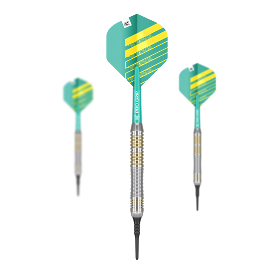 Šipky Target Rob Cross Brass Soft - 18g Das Bild zeigt drei Softdarts der Marke Target Rob Cross Brass mit einem Gewicht von 18g. Die Darts haben grüne und gelbe Flights sowie einen messingfarbenen Barrel.