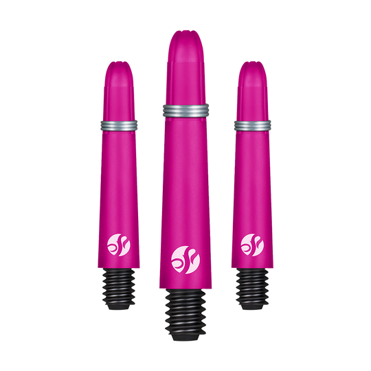 Shot Koi Carbon Shafts - Pink Auf dem Bild sind drei pinkfarbene Darts-Schäfte in verschiedenen Längen zu sehen. Sie besitzen schwarze Gewinde und silberne Ringe als Akzent.