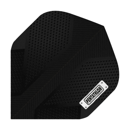 P59_Pentathlon_Carbon_Black_Standard_Flights_1 Das Bild zeigt ein schwarzes Dart-Flight mit strukturiertem Muster. In der unteren Ecke befindet sich ein silbernes Schild mit der Aufschrift "PENTATHLON".