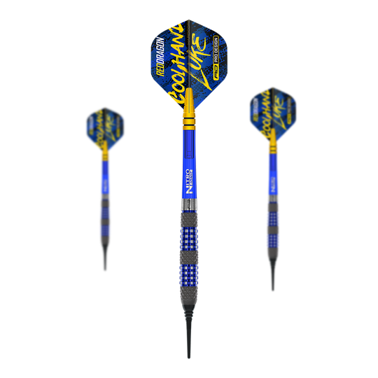 Red Dragon Luke Humphries TX2 Atomised Softdarts - 18g Das Bild zeigt drei Softdarts des Modells "Red Dragon Luke Humphries TX2 Atomised" mit einem Gewicht von 18g. Die Darts sind in Blau und Gelb gehalten und haben auffällige Flights mit der Aufschrift „Cool Hand Luke“.