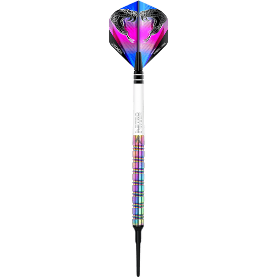 RD1571_Red_Dragon_Peter_Wright_Snakebite_1_Rainbow_Softdarts_1SLwcxOOBNM45h Dies ist ein bunter Softdart mit einem auffälligen Regenbogen-Design am Griff. Auf den Flights sind zwei Schlangen abgebildet und das Gewicht beträgt 18 Gramm.