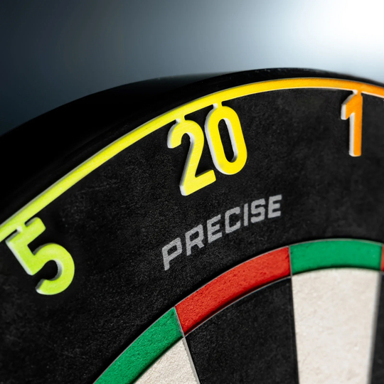 Precise 180 Endorphine Steeldartboard mit Nummernring - Spectrum Das Precise 180 Endorphine Steeldartboard mit Nummernring – Spectrum ist im Foto erkennbar. Das Bild hebt das Design und die Farben des Dartboards hervor.
