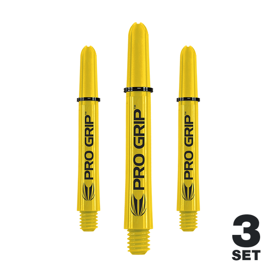 Target Pro Grip Shafts - 3 set - Giallo Auf dem Bild sind drei gelbe Dartschäfte mit der Aufschrift „PRO GRIP“ zu sehen. In der rechten unteren Ecke steht „3 SET“.