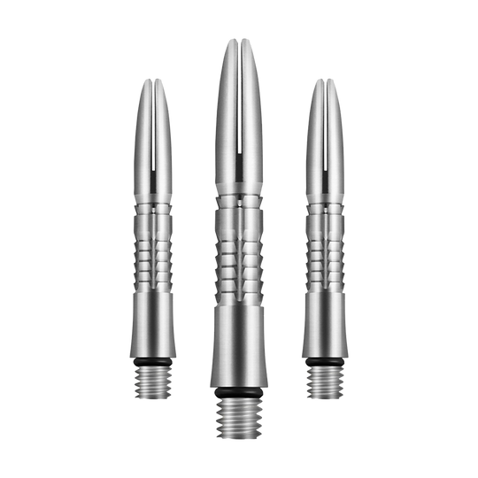 Aste Shot Mako Titanium Auf dem Bild sind drei silberne Dartschäfte aus Titan zu sehen. Sie haben ein gerilltes Design und ein Schraubgewinde am unteren Ende.