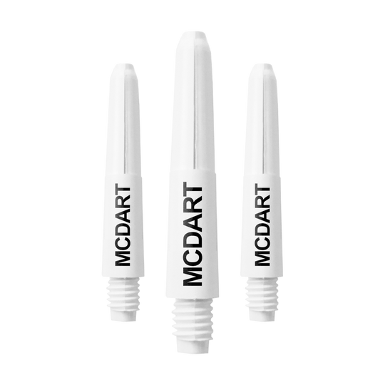 MD-600_Nylon_Shafts_mit_Wunschdruck_Schneeweiss_28mm_1 Auf dem Bild sind drei weiße Nylon-Dartschäfte mit schwarzem Aufdruck "MCDART" zu sehen. Die Schäfte haben ein Schraubgewinde am unteren Ende.