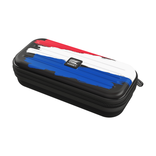 330002_Target_Takoma_Flag_Holland_Dartwallet_14X8nHkOygrfVM Das Bild zeigt ein Dartetui mit den Farben der niederländischen Flagge in Rot, Weiß und Blau. Auf dem Etui ist ein "Target"-Logo zu sehen und es hat einen schwarzen Reißverschluss.
