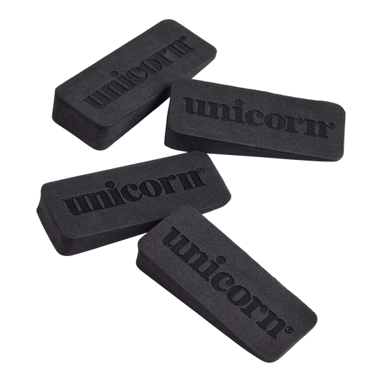 Cunei per freccette unicorno Auf dem Bild sind vier schwarze Keile mit dem Aufdruck "unicorn" zu sehen. Es handelt sich um Dartboard-Wedges, die zum Ausgleichen und Befestigen einer Dartscheibe verwendet werden.