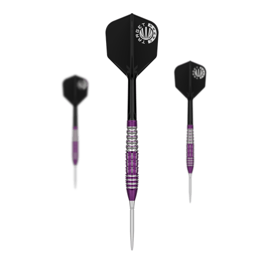 Fléchettes en acier Target Japan Prime Series Tung Suk Zenith GEN1 Swiss Point - 23 g Das Bild zeigt drei Steeldarts der Marke "Target Japan Prime Series Tung Suk Zenith GEN1 Swiss Point" mit einem Gewicht von 23g. Die Darts haben silberne und lila Akzente sowie schwarze Flights mit weißem Logo.