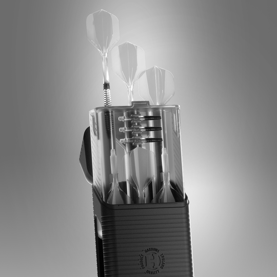 Harrows Vault Dartcase Ein Harrows Vault Dartcase Clear (durchsichtig) ist auf dem Bild abgebildet. Das geöffnete Etui zeigt den Innenraum zum Verstauen von Dartpfeilen.