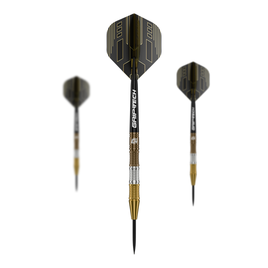Šipky GOAT Ceremony z wolframové oceli Das Bild zeigt drei "GOAT Ceremony Tungsten Steeldarts" mit schwarzen und goldenen Elementen. Der mittlere Dart ist im Fokus und zeigt den Schriftzug "GRIP-TECH" auf dem Schaft.