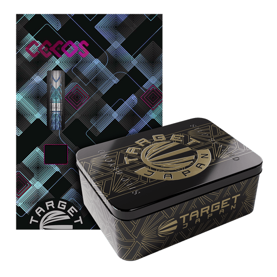 Měkké šipky Target Japan Kaze Series Ceros 03 - 19g Das Bild zeigt die "Target Japan Kaze Series Ceros 03 Softdarts - 19g" in einer dekorativen Verpackung. Neben der bunten Kartonverpackung steht eine elegante schwarze Metallbox mit goldenen Verzierungen.