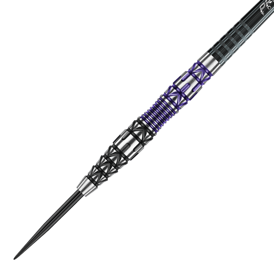 Ocelové šipky Winmau Simon Whitlock Special Edition 2020 Das Bild zeigt einen Winmau Simon Whitlock Special Edition 2020 Steeldart. Der Dart hat ein auffälliges Design mit schwarzen, silbernen und violetten Elementen am Griff.