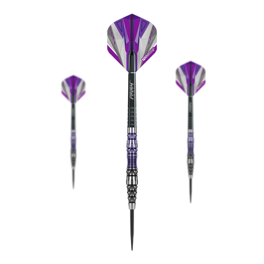 Ocelové šipky Winmau Simon Whitlock Special Edition 2020 Das Bild zeigt drei Steeldarts des Produkts "Winmau Simon Whitlock Special Edition 2020". Die Pfeile sind schwarz, silber und lila gefärbt und haben auffällige Muster am Schaft.