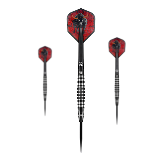 Dardos de acero Wrangler estilo americano Das Bild zeigt drei Steeldarts des Produkts „Shot Americana The Wrangler“. Die Flights der Darts sind rot und mit einem schwarzen Stiermotiv verziert.