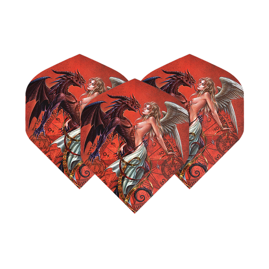 Alchemy Chemical Wedding No2 Standard Flights Das Bild zeigt drei Dartflights mit einem roten Hintergrund und einem fantasievollen Motiv. Auf den Flights sind ein weiblicher Engel und ein Drache abgebildet, die sich gegenüberstehen.