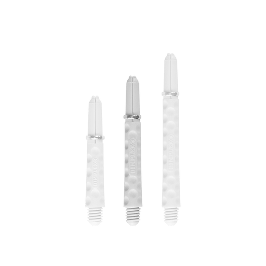 Auf dem Bild sind drei weiße Dartschäfte in unterschiedlichen Längen zu sehen. Sie haben eine strukturierte Oberfläche mit kleinen Vertiefungen und jeweils einen Metallring.