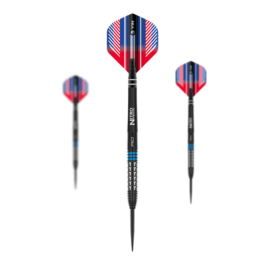Dardos de acero azul Red Dragon Vengeance Das Bild zeigt drei Steeldarts des Produkts 'Red Dragon Vengeance Blue'. Die Darts haben schwarze Spitzen, silberne Griffe mit blauen Ringen und auffällige Flights in Rot, Blau und Weiß.