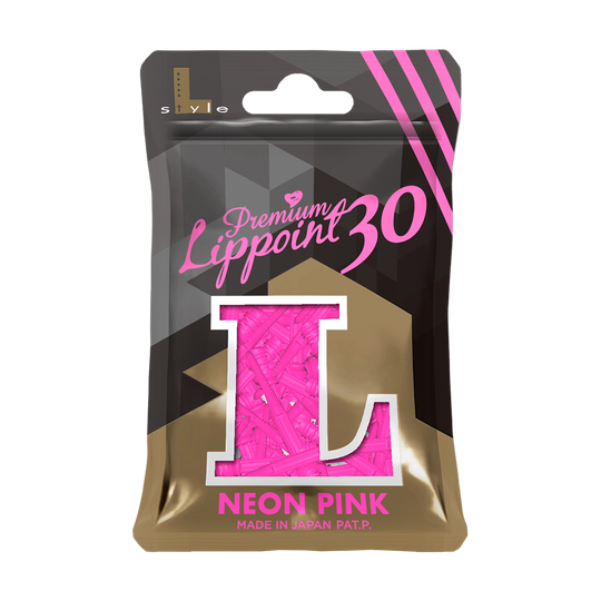 LIP_L-Style_Premium_Lippoints_30_Softdartspitzen_30erPack_NeonPink_3 Die Abbildung zeigt eine Packung „L-Style Premium Lippoints 30 (30er Pack) - 30mm“ in Neon Pink. Die Verpackung ist schwarz-gold mit einem großen „L“ und einer Sichtöffnung, die die pinken Spitzen zeigt.