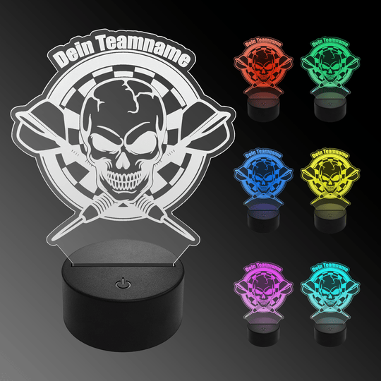 LED plexiglass dart lamp with custom text Das Bild zeigt eine LED-Lampe in Form eines Plexiglas-Schildes mit einem Totenkopf und Dartpfeilen, auf dem „Dein Teamname“ steht. Rechts sind sechs weitere Varianten der Lampe in verschiedenen Farben zu sehen.