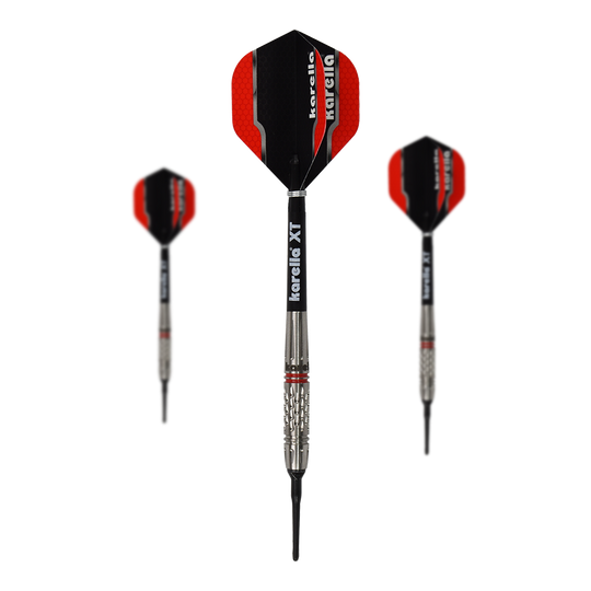 Karella Commander fléchettes souples Das Bild zeigt drei Softdarts der Marke Karella Commander. Die Darts haben schwarze und rote Flights sowie silberne Griffe mit einem schwarzen Schaft.