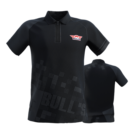 BU69610_BullsNL_Plain_Black_Dart_Poloshirt_0 Das Bild zeigt das "Bulls NL Plain Black Dart Poloshirt" in schwarzer Farbe mit einem dezenten Muster. Auf der Vorderseite befindet sich ein kleines Bulls-Logo auf der linken Brust.