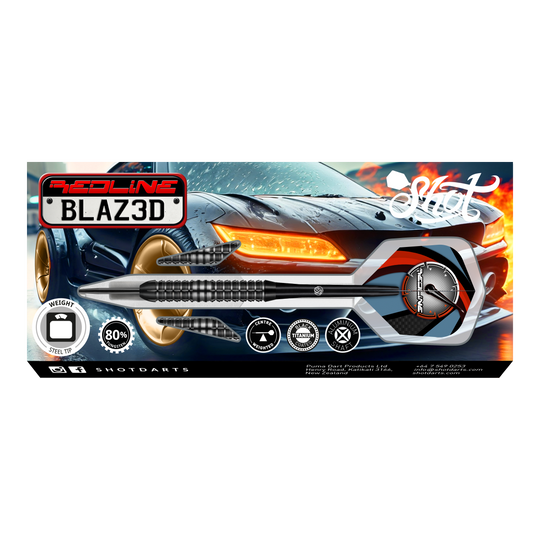 Dardos de acero Shot Redline Blazed Das Bild zeigt die Verpackung der "Shot Redline Blazed Steeldarts" vor einem sportlichen Auto mit leuchtenden Scheinwerfern. Auf der Verpackung sind die Darts sowie verschiedene Produktsymbole und Informationen sichtbar.