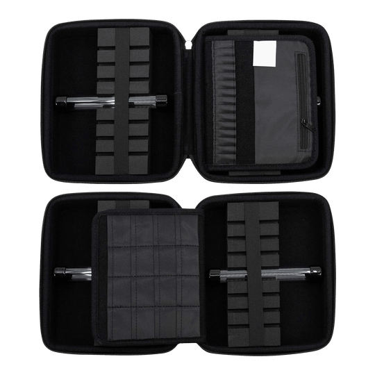 GOAT Locker XXL Dartwallet Das Bild zeigt das geöffnete GOAT Locker XXL Dartwallet mit mehreren Fächern und Halterungen für Dartzubehör. Die Darttasche ist schwarz und bietet viel Platz zur sicheren Aufbewahrung.