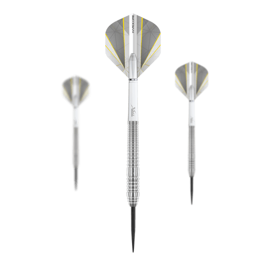Red Dragon Seren 2 Dardos de acero puro Das Bild zeigt drei Red Dragon Seren 2 Pure Steeldarts mit silbernen Schäften und weißen Flights. Die Darts sind elegant designt und zeigen feine gelbe Linien auf den Flights.