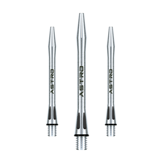 7012-201_Winmau_Astro_Aluminium_Shafts_Schwarz_46mm_1 Das Bild zeigt drei silberne Dartschäfte aus Aluminium mit der Aufschrift "ASTRO". Sie sind schlank gestaltet und haben schwarze Akzente am unteren Ende.