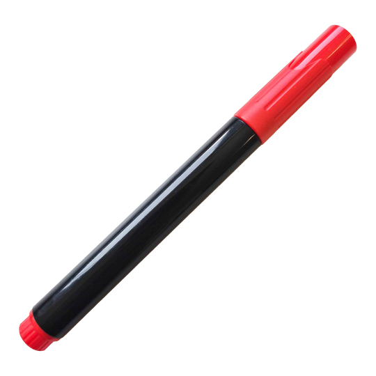 Auf dem Bild ist ein schwarzer Whiteboard-Marker mit roter Kappe zu sehen. Der Marker liegt schräg auf schwarzem Hintergrund.