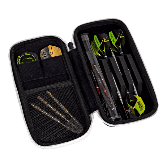 Harrows Smart Case Dartwallet Das Bild zeigt ein geöffnetes Dart-Etui mit mehreren Fächern. Darin befinden sich drei zusammengesteckte Darts, Ersatzteile und weiteres Dart-Zubehör.