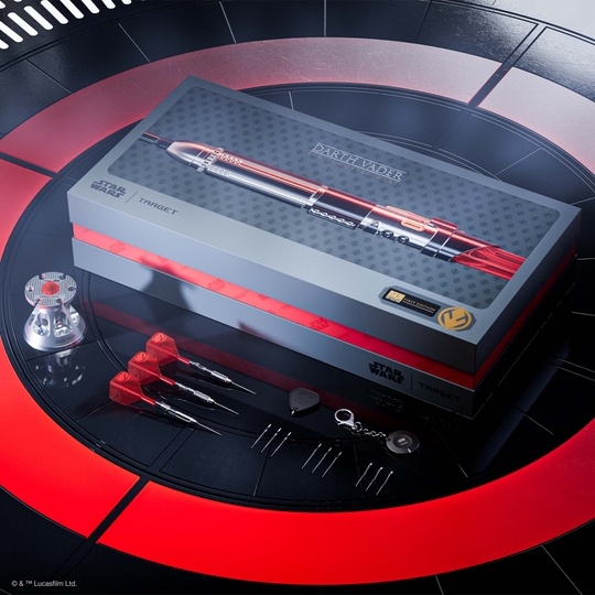 Abgebildet sind die Target Star Wars Darth Vader Light Saber Limited Edition Steeldarts - 24g. Die Dartpfeile sind im Stil des Lichtschwerts von Darth Vader gestaltet.