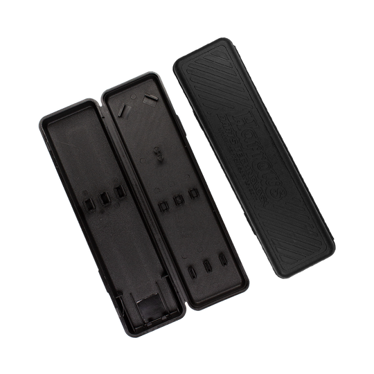 Harrows_Plastikboxr8yY366U8HXaa Das Bild zeigt eine schwarze Kunststoffbox, die geöffnet ist. Auf dem Deckel steht das Logo "Harrows Darts Technology".