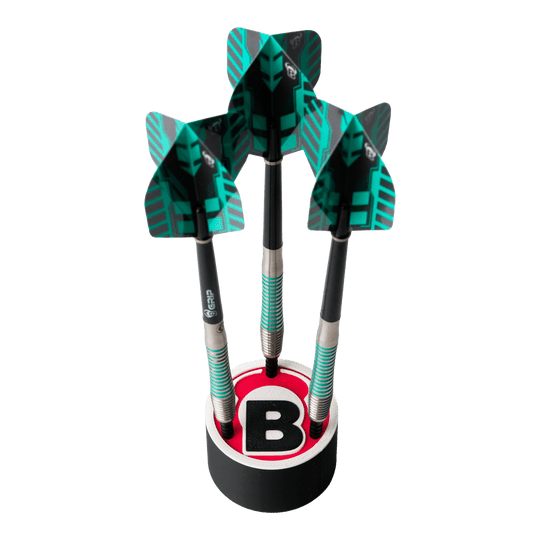 Bulls Darthalter Logo Rund Das Bild zeigt drei Darts, die in einem runden Halter mit dem Bulls-Logo stehen. Die Flights der Darts sind schwarz und grün gemustert.